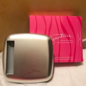 Mary Kay Signature Compact